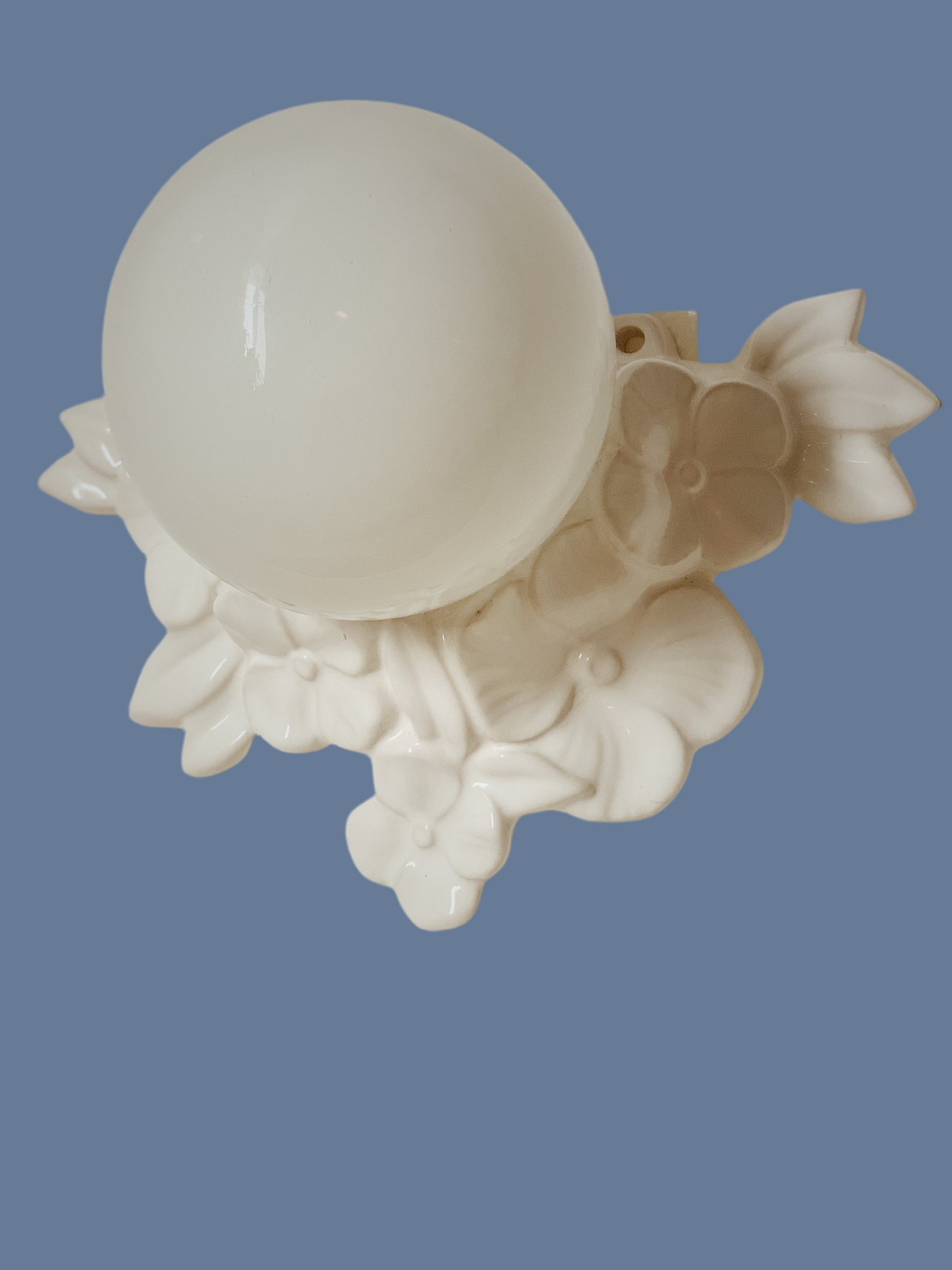 Applique globe opaline blanc support céramique blanche