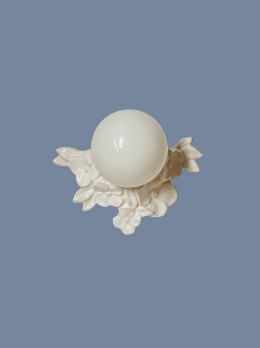 Applique globe opaline blanc support céramique blanche